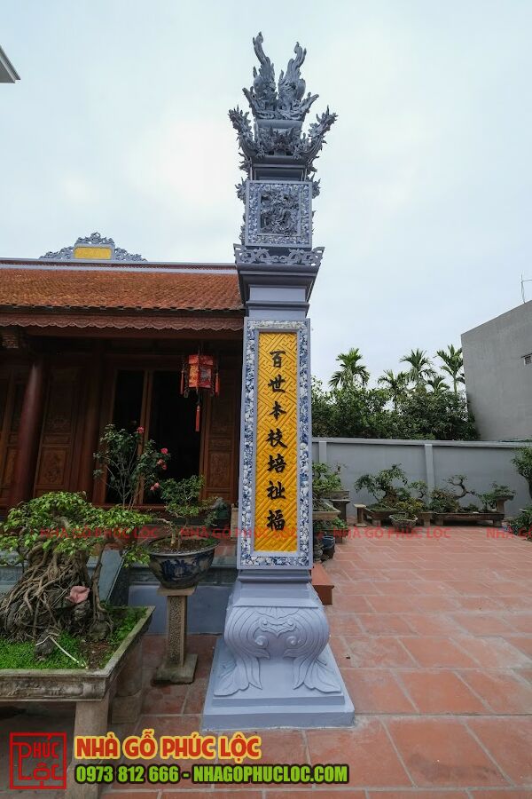 Thân cột được chạm khắc hoa văn tinh tế và có khắc các câu đố bằng chữ Hán 